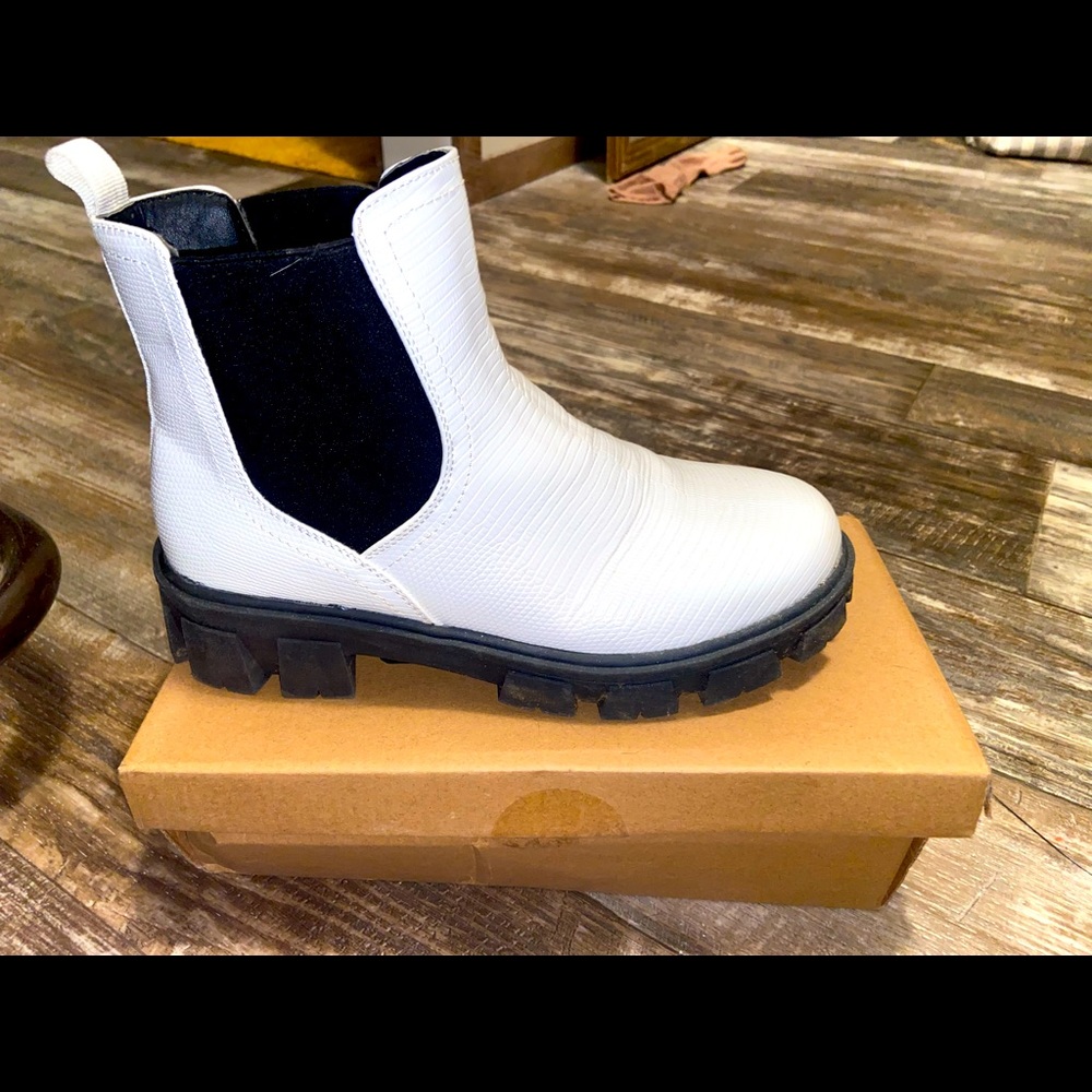 Women’s Chelsea boot